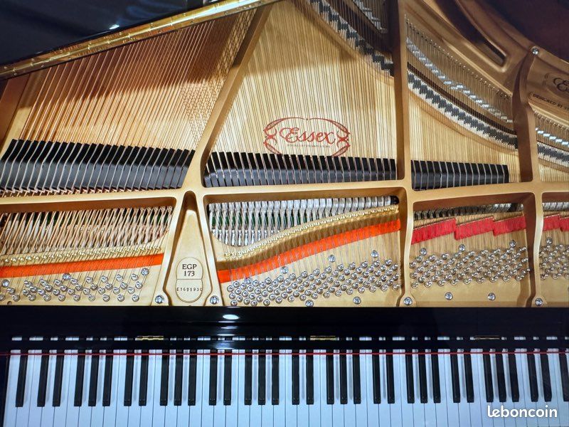 PIANO demi queue: essex Steinway EGP 173 noir brillant - faibles rayures (image 1)