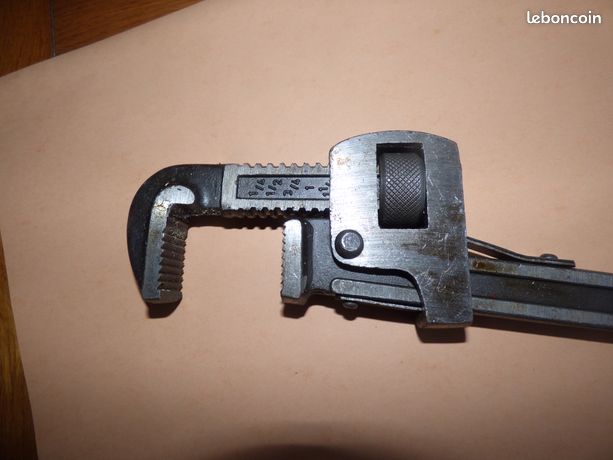Une clé à molette et à griffe - Bricolage
