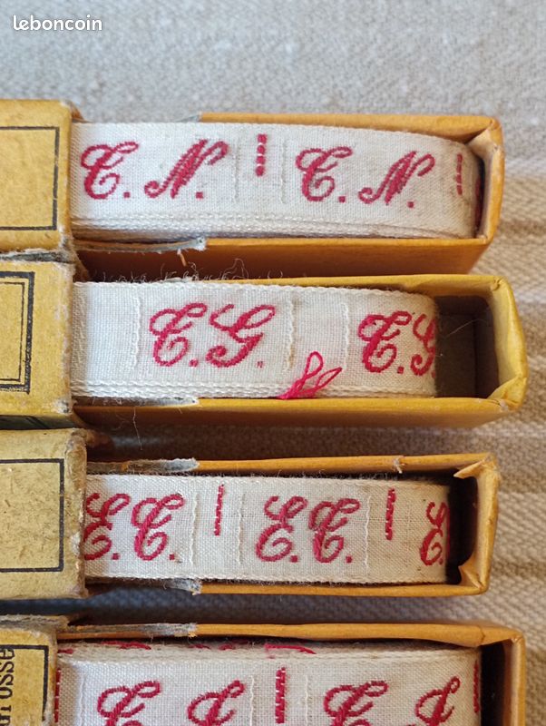 Boite ancienne chiffre 59 coton brodé , pour marquer le linge