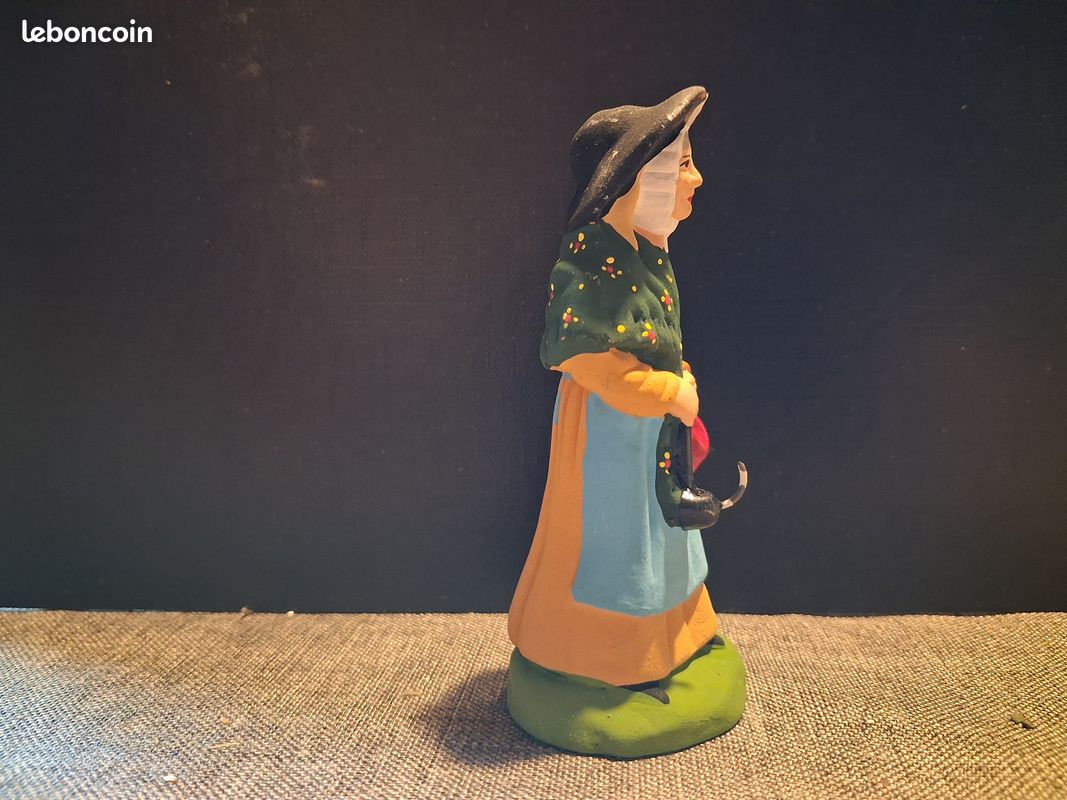 SANTON DE PROVENCE ancien femme fougasse parapluie signé Devillaine h