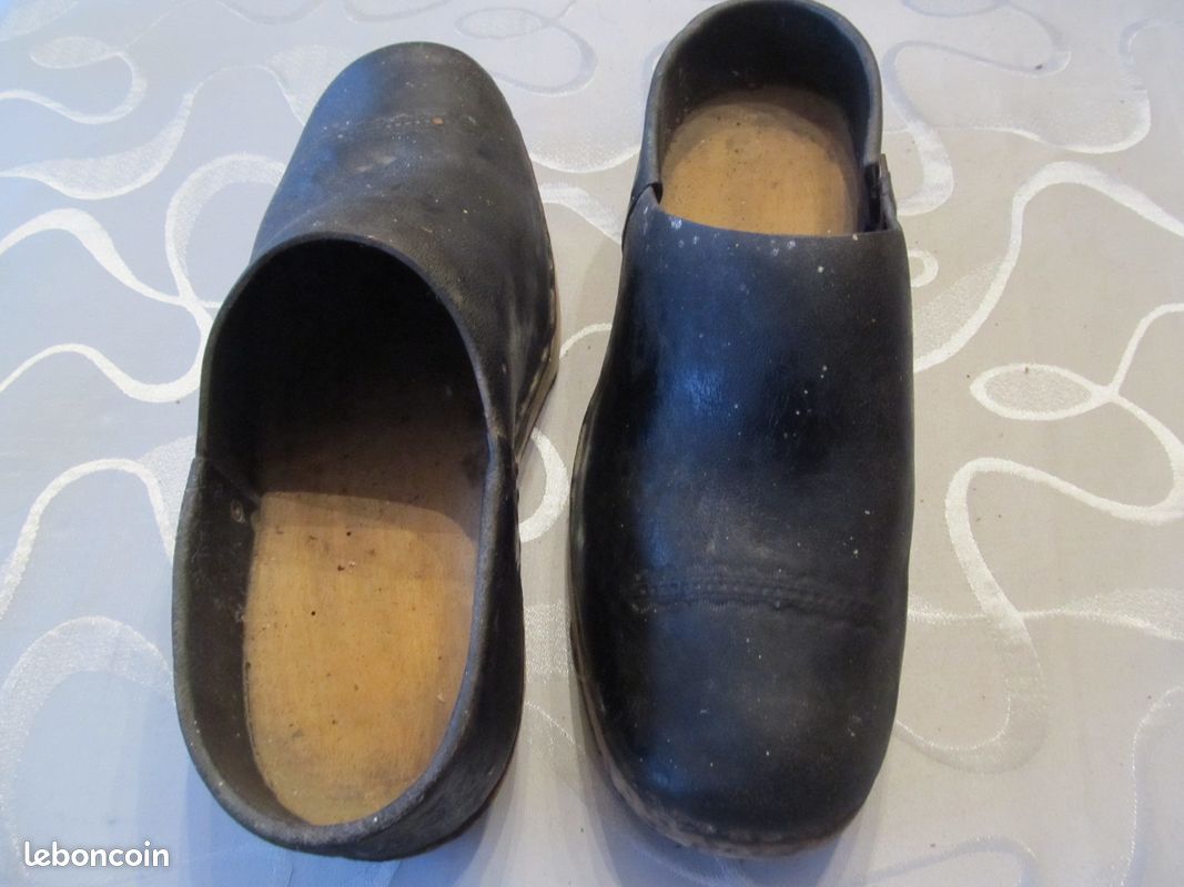 Sabots anciens en bois et cuir (image 1)