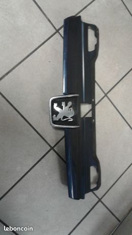 Brade calandre de peugeot 406 phase 1 tbe (image 1)