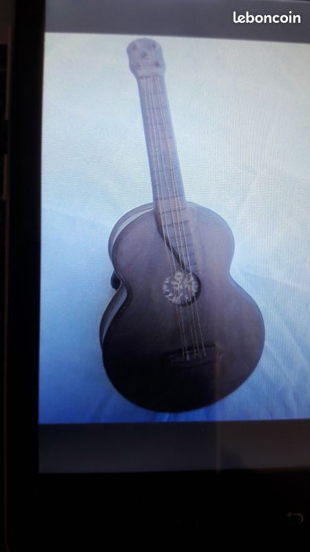 Guitare en Noyer Boite a Bijoux L 37cm (image 1)