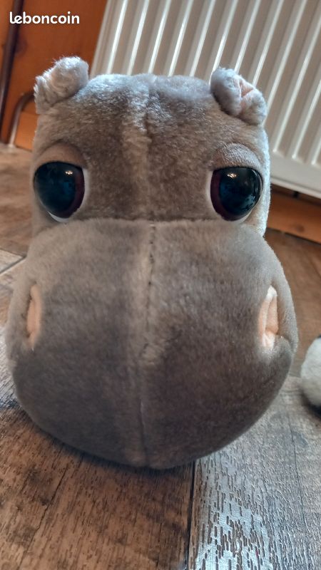 Lit 2 peluches à gros yeux chien et hippopotame (image 8)