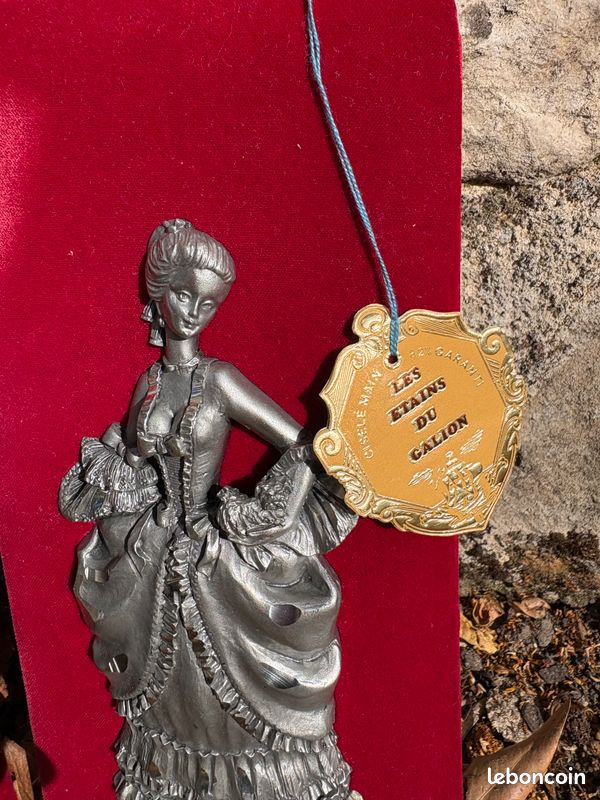 Lot de deux figurines en étain sur velours rouge (image 6)
