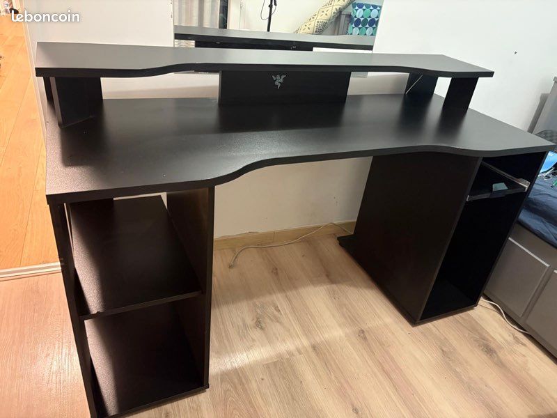Bureau gaming informatique noir avec rangements – très bon état(PRIX NEGOCABLE✅) (image 1)