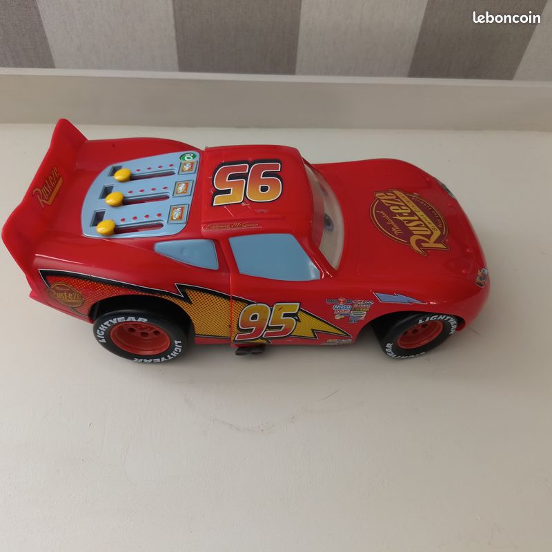 Voiture Flash McQueen Rust-eze articulée et sonore (image 3)