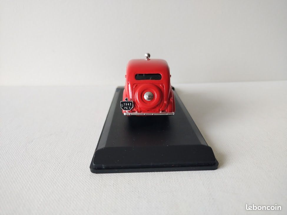 Eligor 1/43 - Renault Juvaquatre 1938 Rouge