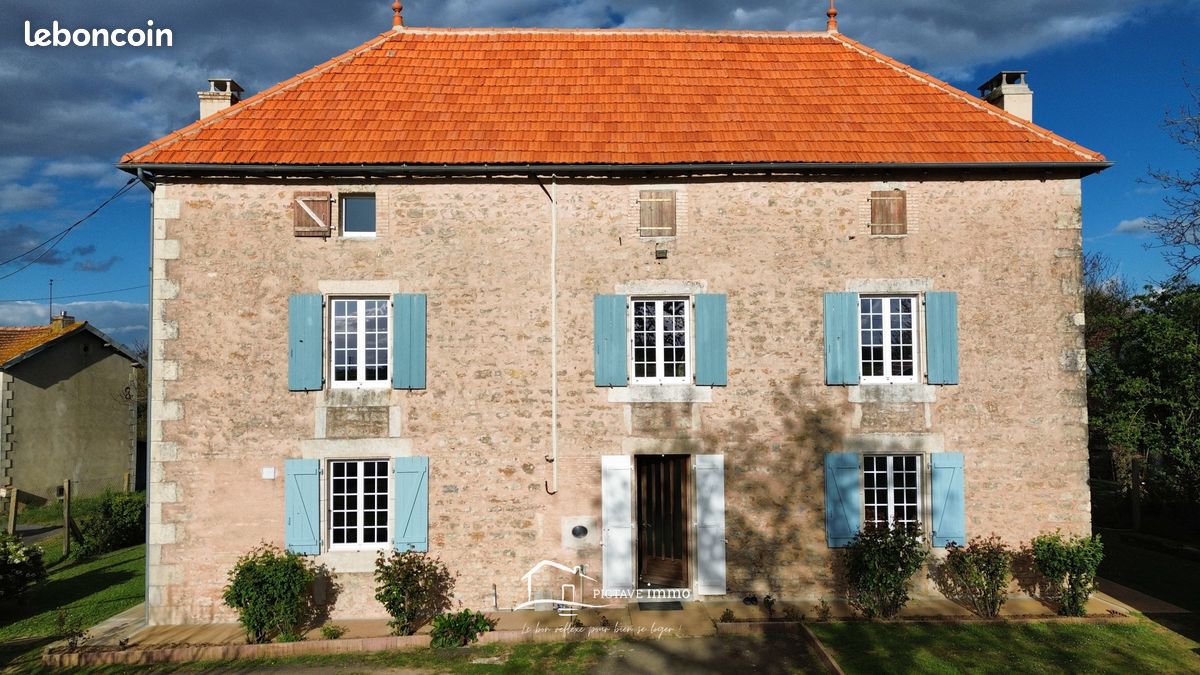 Maison 9 pièces 245 m² · à Valence-en-Poitou · 245 m² · 314 500 €