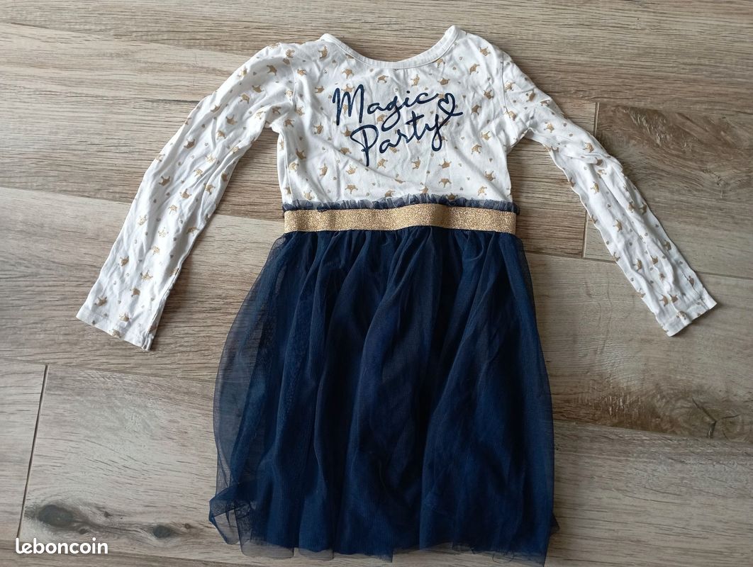 Lot robes et veste en jean fille 8 ans Sainte Luce sur Loire proche centre de gros (image 2)