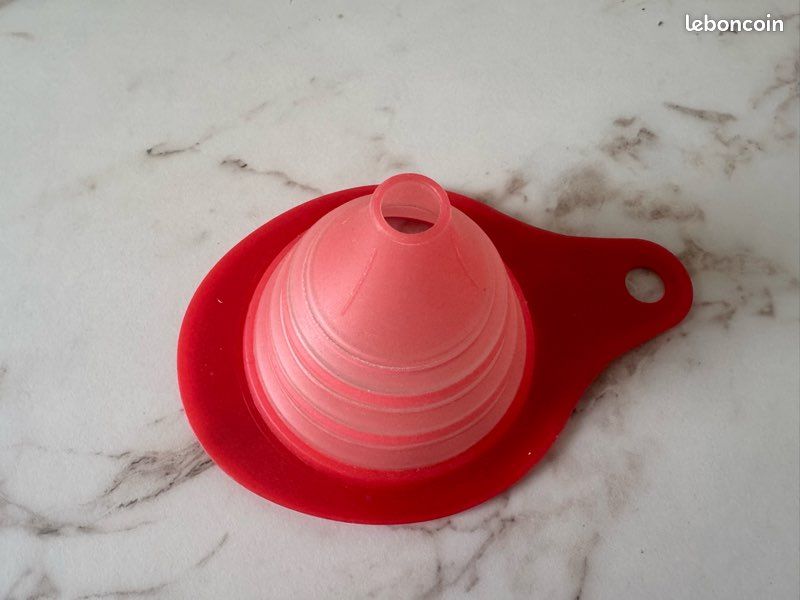 Entonnoir rouge rétractable Tupperware neuf (image 1)