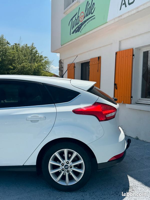 Ford Focus - 1.0 EcoBoost 125ch - Stop&Start - Titanium - Attelage - faible kilométrage (image 5)