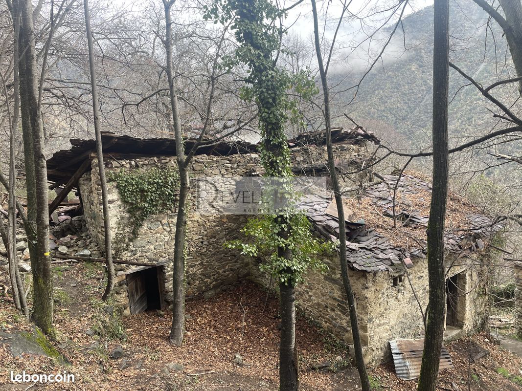 Maison 4 pièces 240 m² · à Roure · 240 m² · 45 000 €