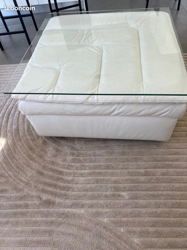 Pouf en cuir qui fait office de table basse (image 7)