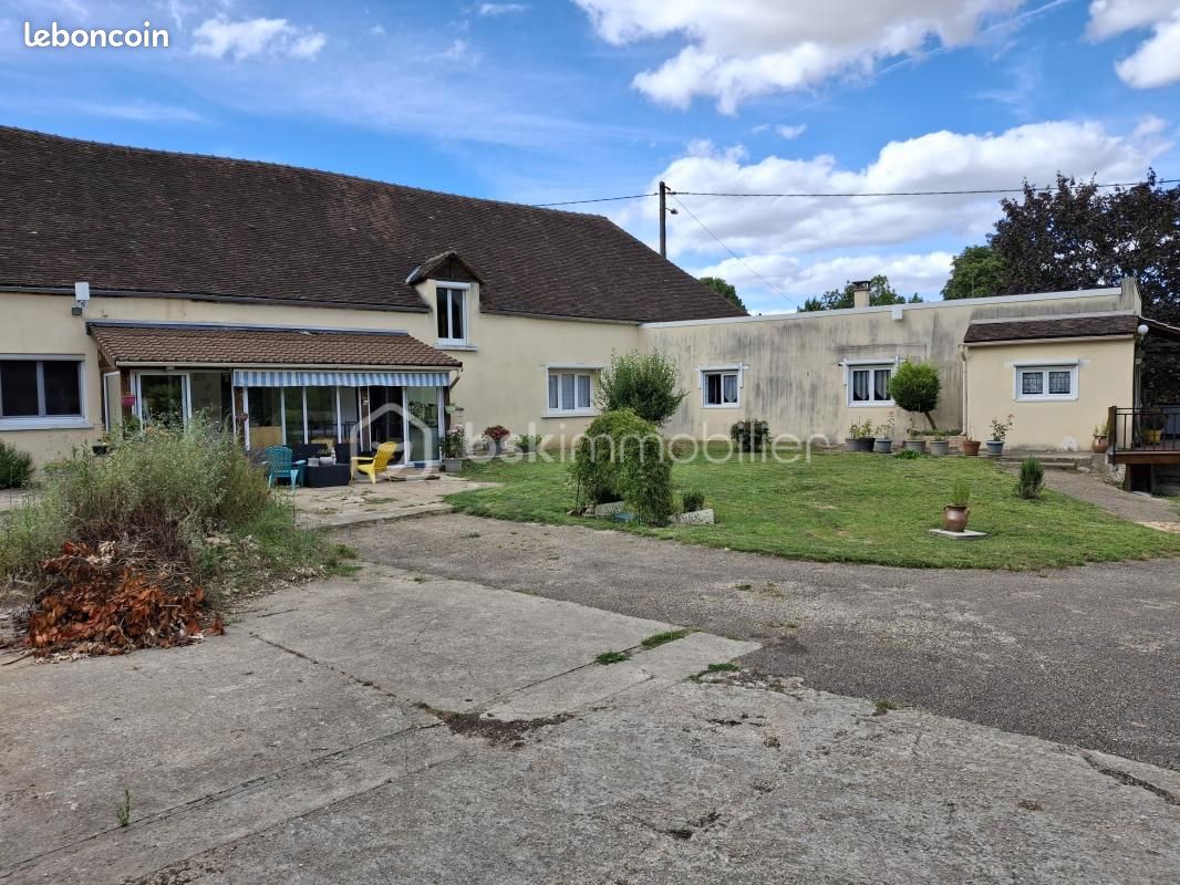 Maison 7 pièces 304 m² · à Plessis-Saint-Jean · 304 m² · 247 000 €