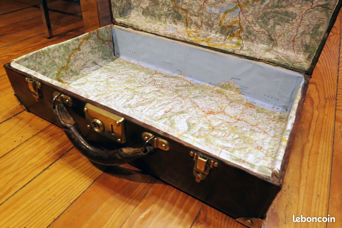 Valise ancienne de France, ferrures en laiton, clés, bagages - France