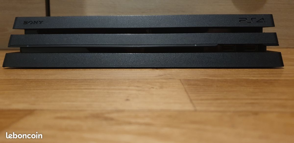 Sony PS4 Pro – bon état +1 Manettes (image 2)