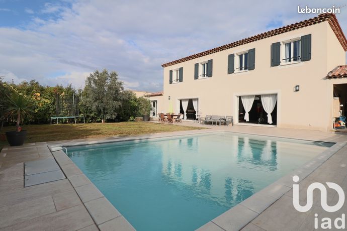 Propriété 6 pièces 196 m²