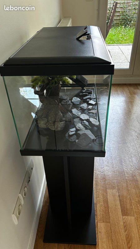 Aquarium complet avec ces accessoires avec table support + son arbre et ses cailloux et moteur électrique avec lumière waterprof (image 3)