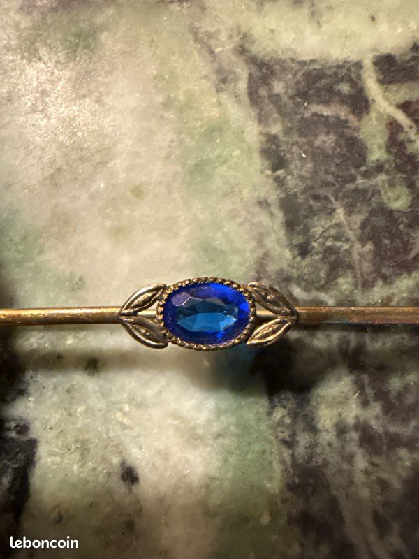 Broche en métal doré sertie d'une pierre bleue fantaisie ovale épaulée de petits motifs feuilles (L. 6,3 cm) (image 2)