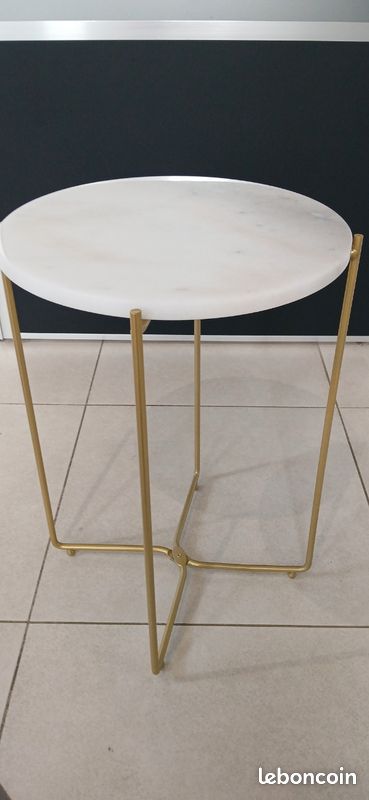 Petite table basse design en marbre (image 1)