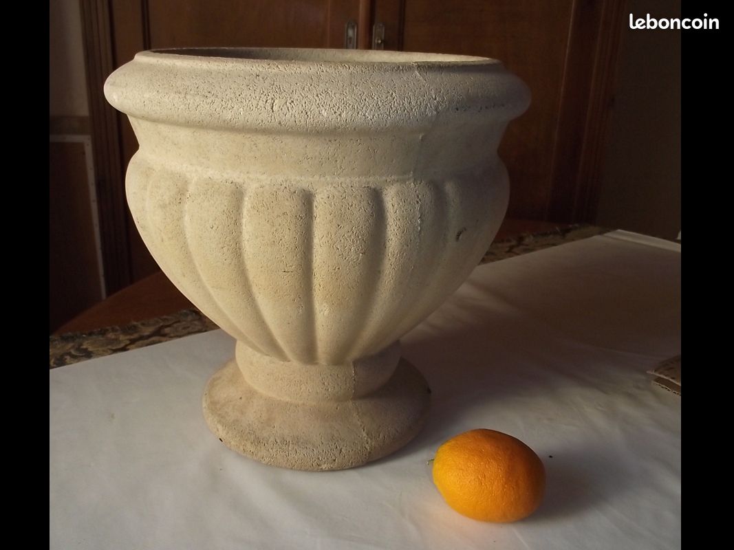 Pot vase avec pied en pierre reconstituée (image 1)
