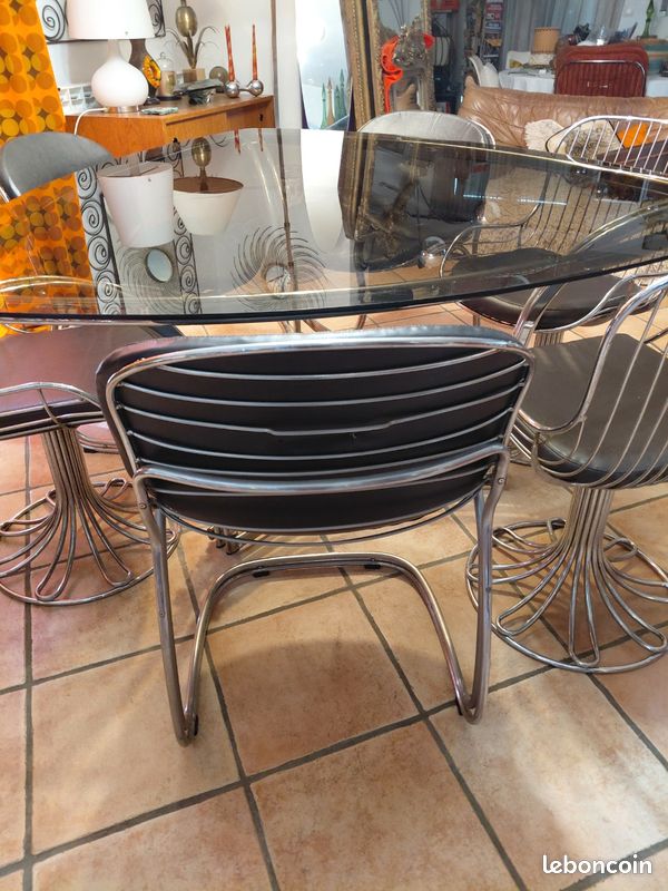 Table des années 70 avec plateau ovale verre fumé et pied tulipe chromé