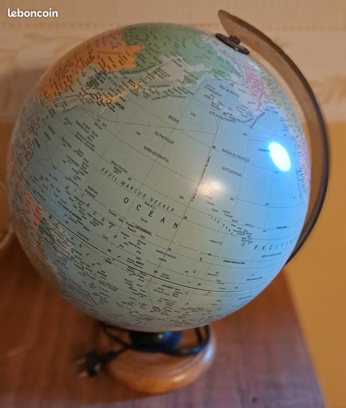 Globe mappemonde lumineux (image 1)