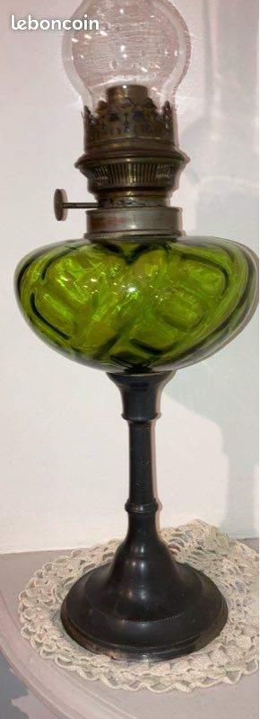 Très ancienne lampe à pétrole (image 1)