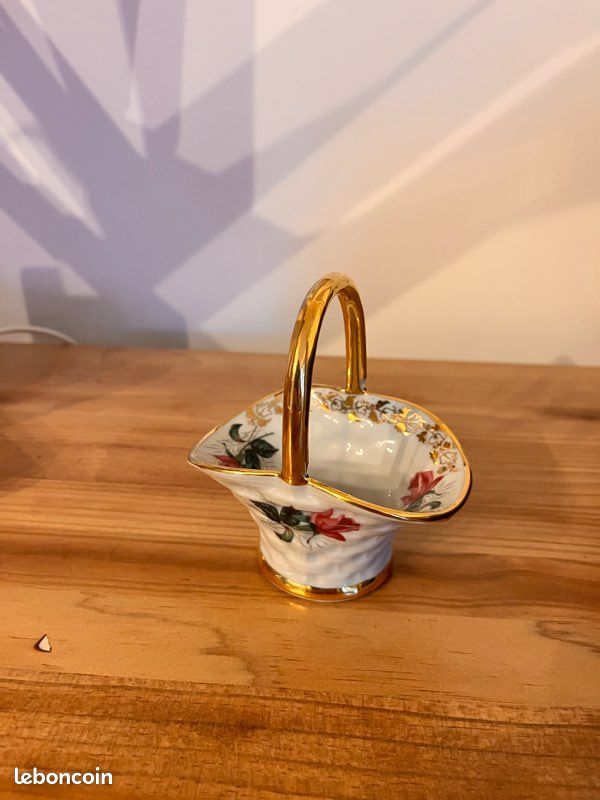 Petit panier en porcelaine blanche et dorures (image 3)