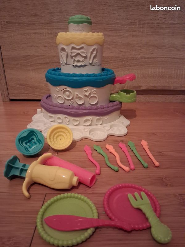 Play Doh Méga Pâtissier gâteau anniversaire (image 2)