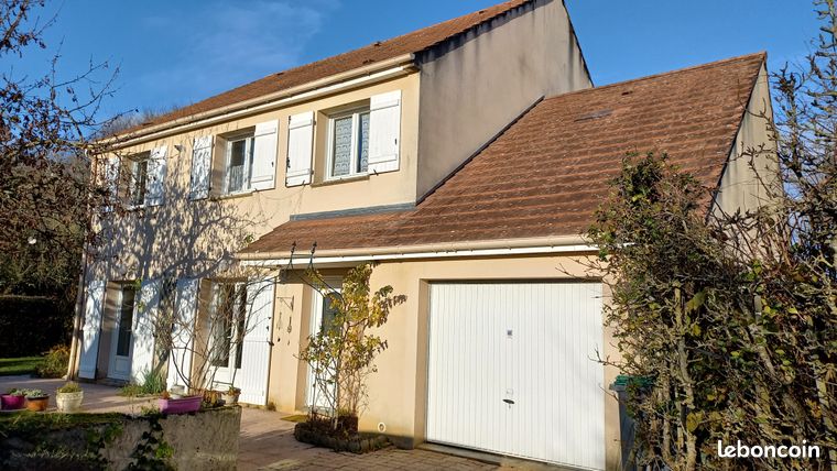 Maison individuelle T8 164m2 parcelle 654m2 MOISSY-CRAMAYEL double garage environnement calme et boisé proche commodités (année 1997) portail automatique vente