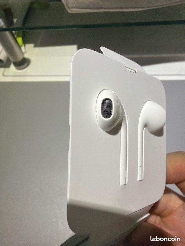 Écouteurs Apple EarPods Lightning – Neufs jamais utilisés (image 6)