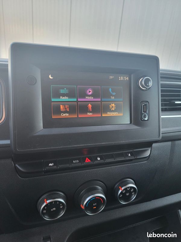 RENAULT MASTER L3H2 FOURGON 2.3 Blue DCI 135 GRAND CONFORT CABINE APPROFONDIE FIXE 06 PLACES avec NAVIGATION + RADARS ARRIERE + HABILLAGE BOIS + PORTES ARRIERE 270 DEGRÉS ( Prix de Vente 25 990 HT ) (image 6)
