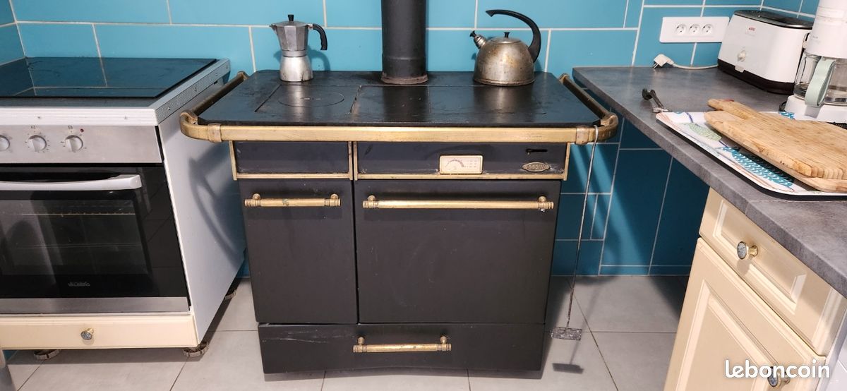 Cuisiniere à bois Godin Châtelaine
Bûche jusqu’à 60cm
Chargement avant et dessus
Buse de départ 139mm
Version noir et laiton (image 1)