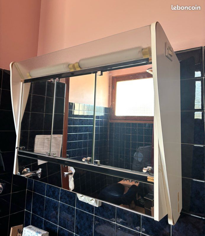 Armoire de toilette vintage années 70, triptyque miroir et lumière intégrée (image 1)