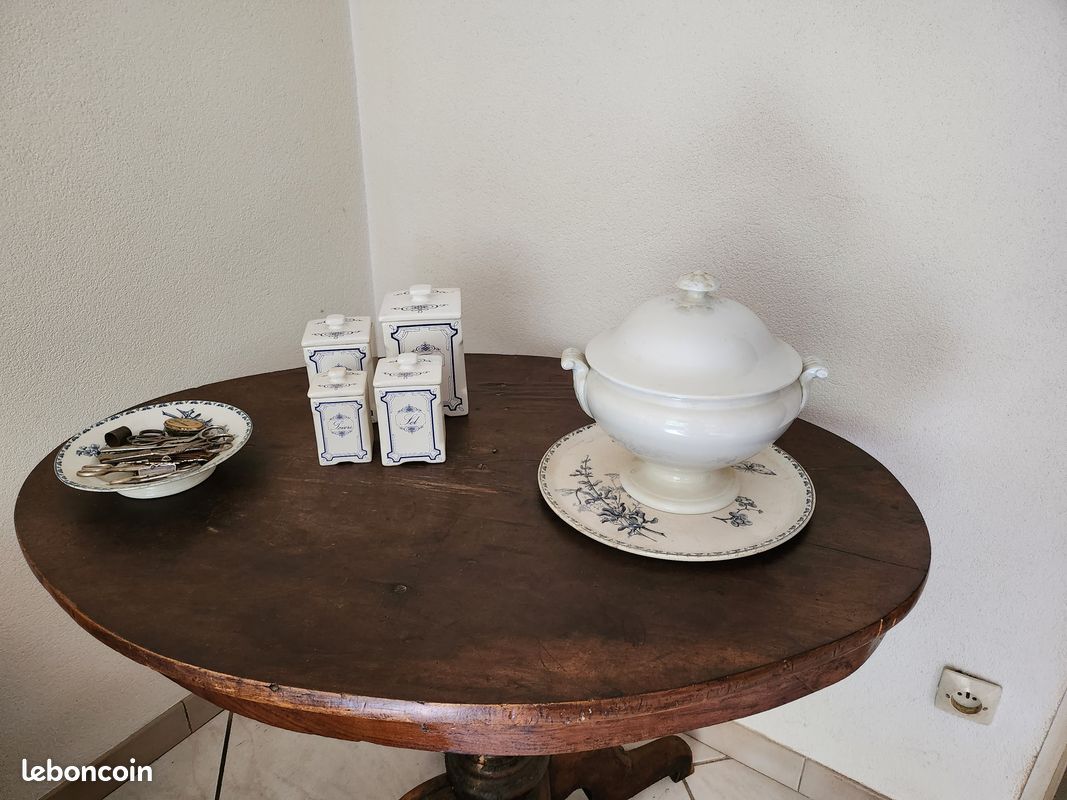 Table ovale de style (image 1)