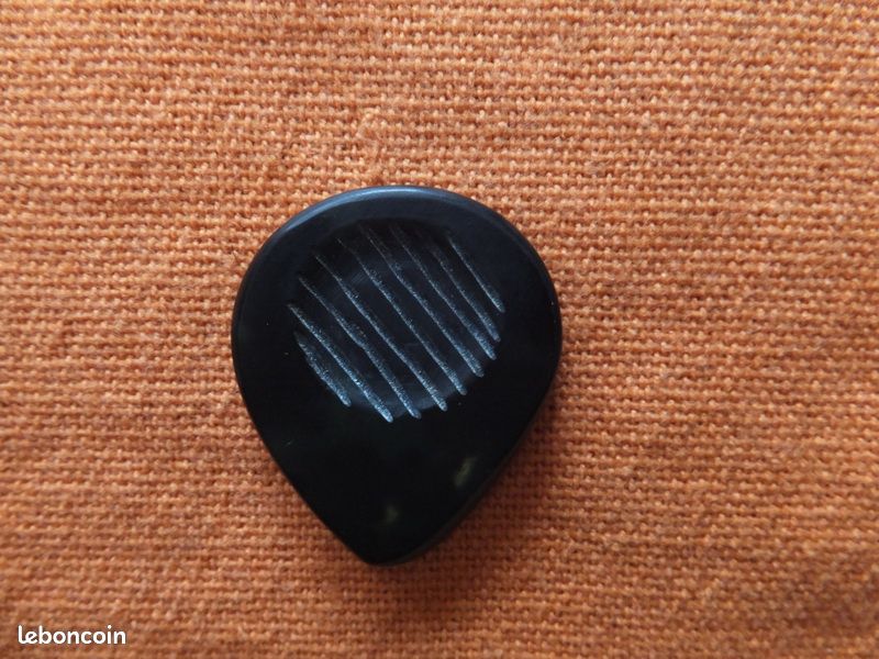 Médiator en véritable écaille de tortue pour Fréderic (image 1)