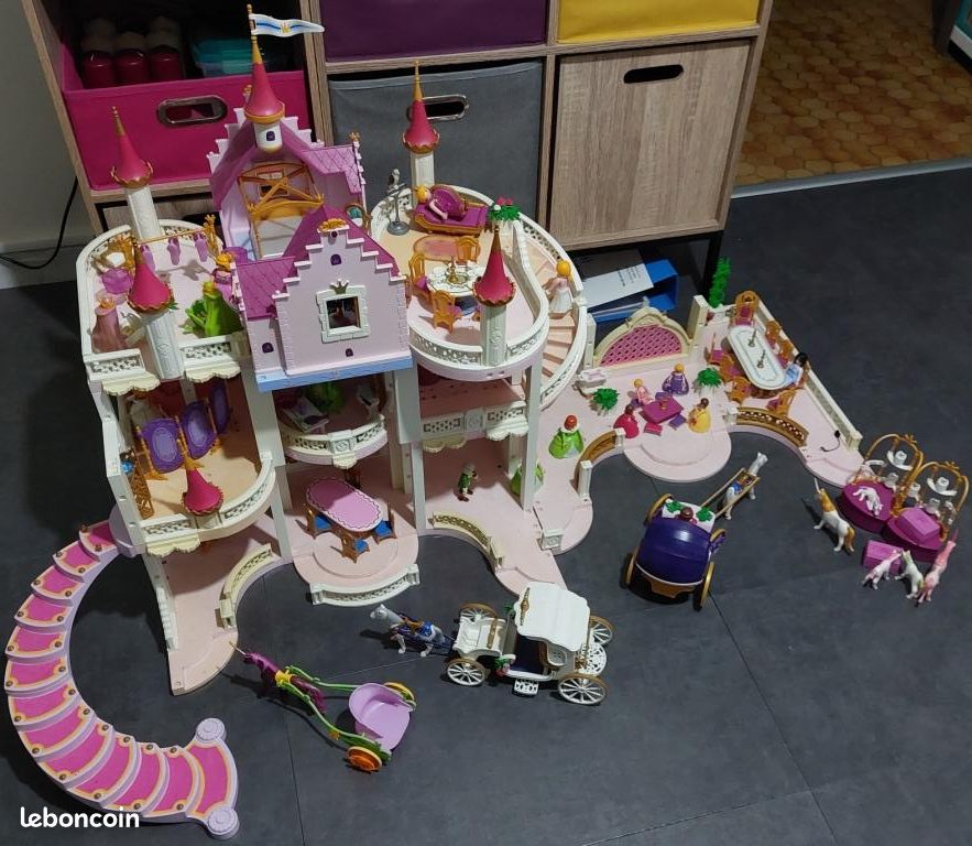 Très grand château de princesse Playmobil 4250 avec son grand jardin et ses calèches, figurines, accessoires (image 1)