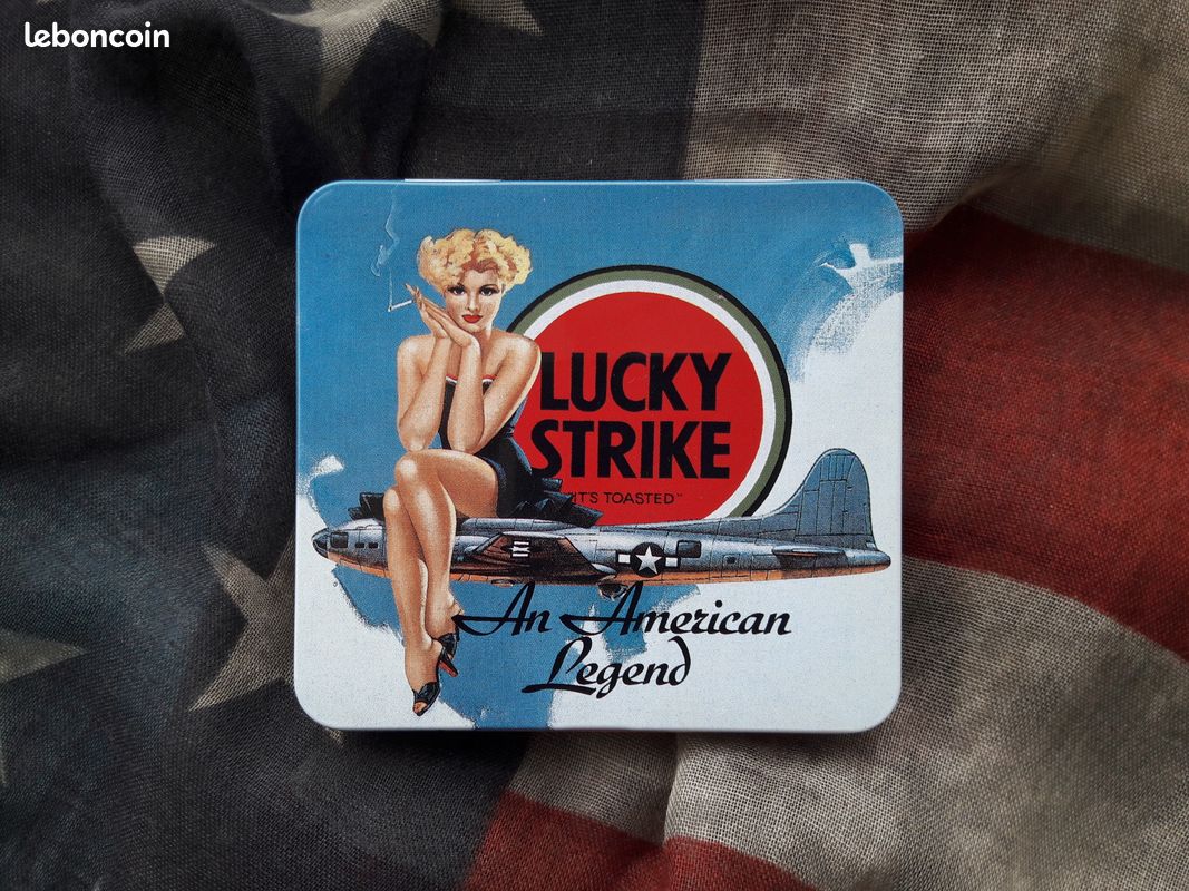 Épingle émaillée Pin-Up Lucky Strike - G.I. Joe Et Jeep Willys Vintage - Collection Métal