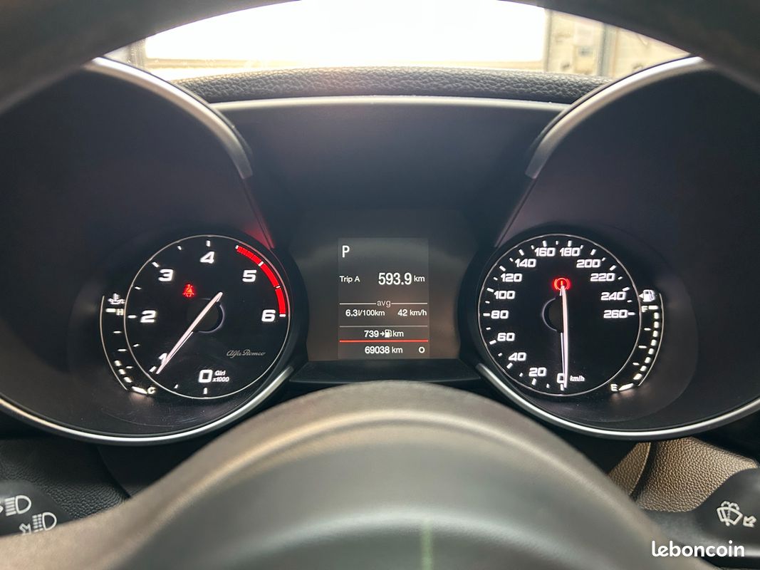 ALFA ROMEO GIULIA 2.2 JTDM 150 SUPER BVA - SYSTEME DNA - GPS - RADAR DE RECUl (image 28)