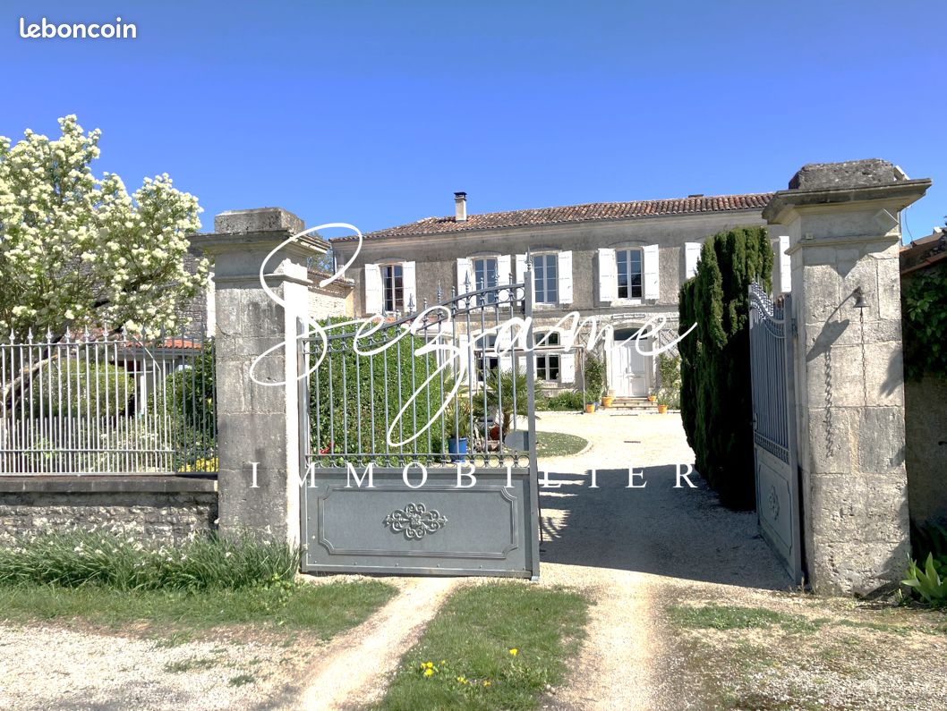 Maison 11 pièces 290 m² · à Rouillac · 290 m² · 299 900 €