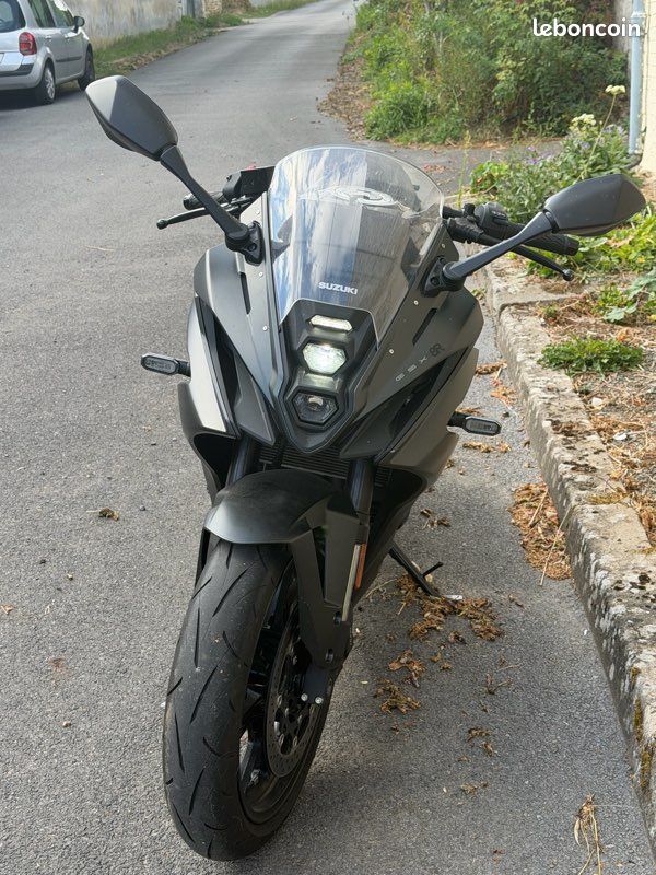 GSX8R noir 2025 proche du neuf (image 3)