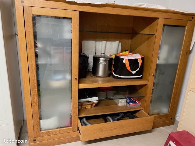 Grand meuble TV avec 2 colonnes vitrine, en bois massif (chêne clair) du fabricant Ernest Ménard. Etat neuf. Acheté 3000 euros, sacrifié à 400 Euros (image 1)