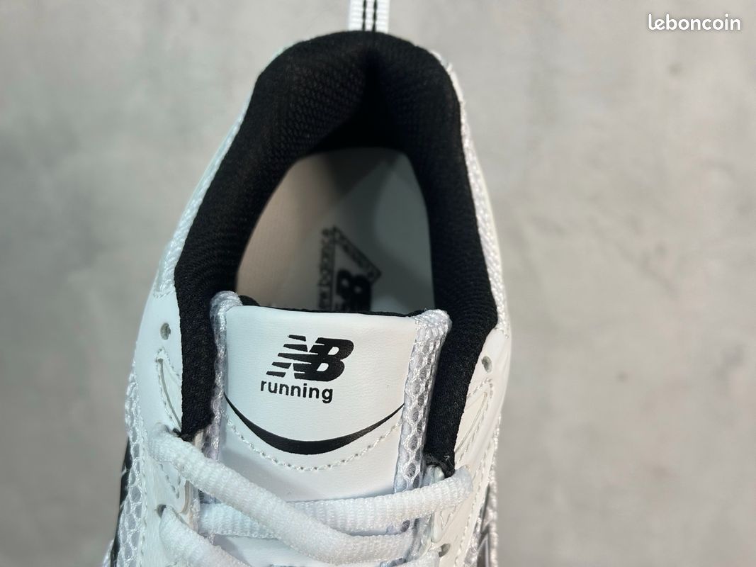 Chaussure NEW balance Femme Noir et blanc 5\30 chaussure (image 4)