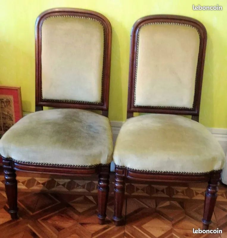 Paire de chaises anciennes - assise et dossier en velours (image 1)