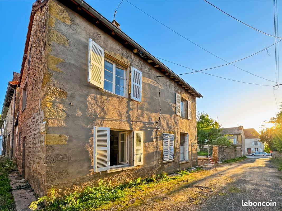 Maison 4 pièces 69 m² · à Saint-Christophe-en-Brionnais · 69 m² · 32 500 €