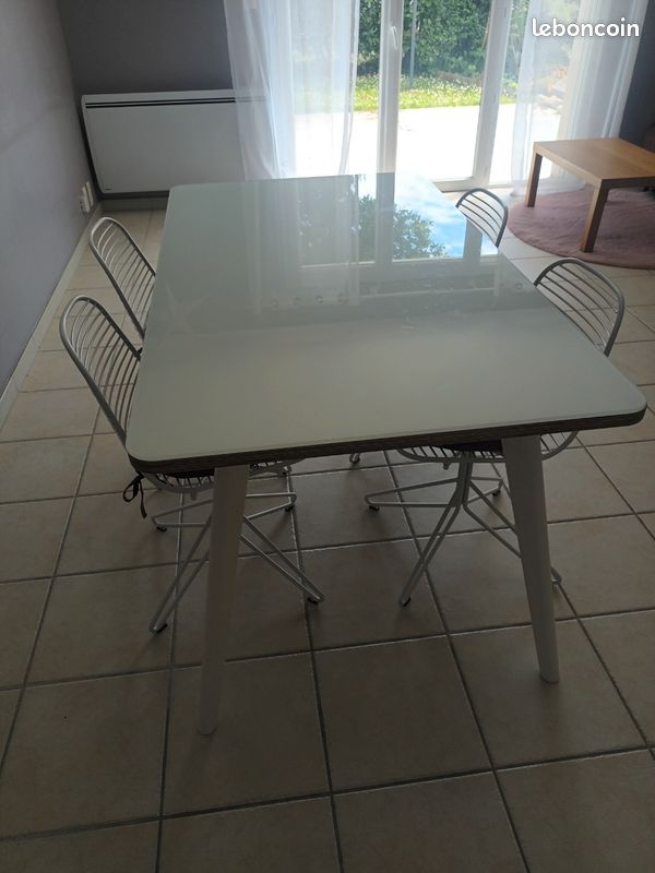 Table et 4 chaises (image 2)