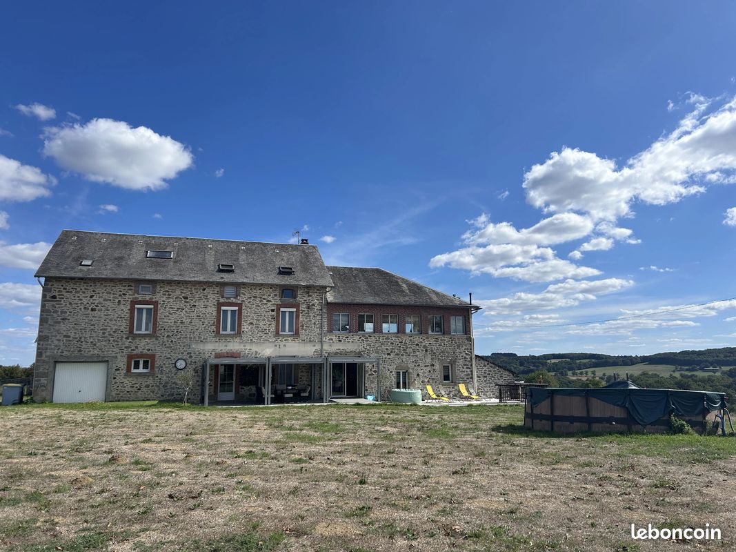 Maison 13 pièces 309 m² · à Saint-Agnant-de-Versillat · 309 m² · 493 500 €