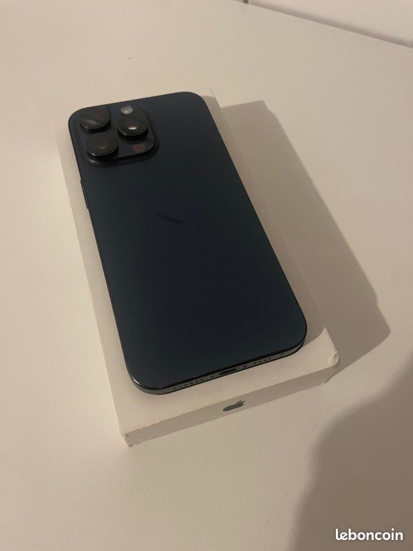 IPhone 15 Pro Max 256 Go Bleu Titane – Débloqué, état Impeccable (occasion)